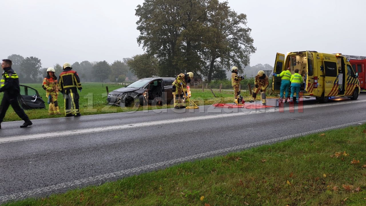 Automobilist bevrijd door brandweer na aanrijding in Losser