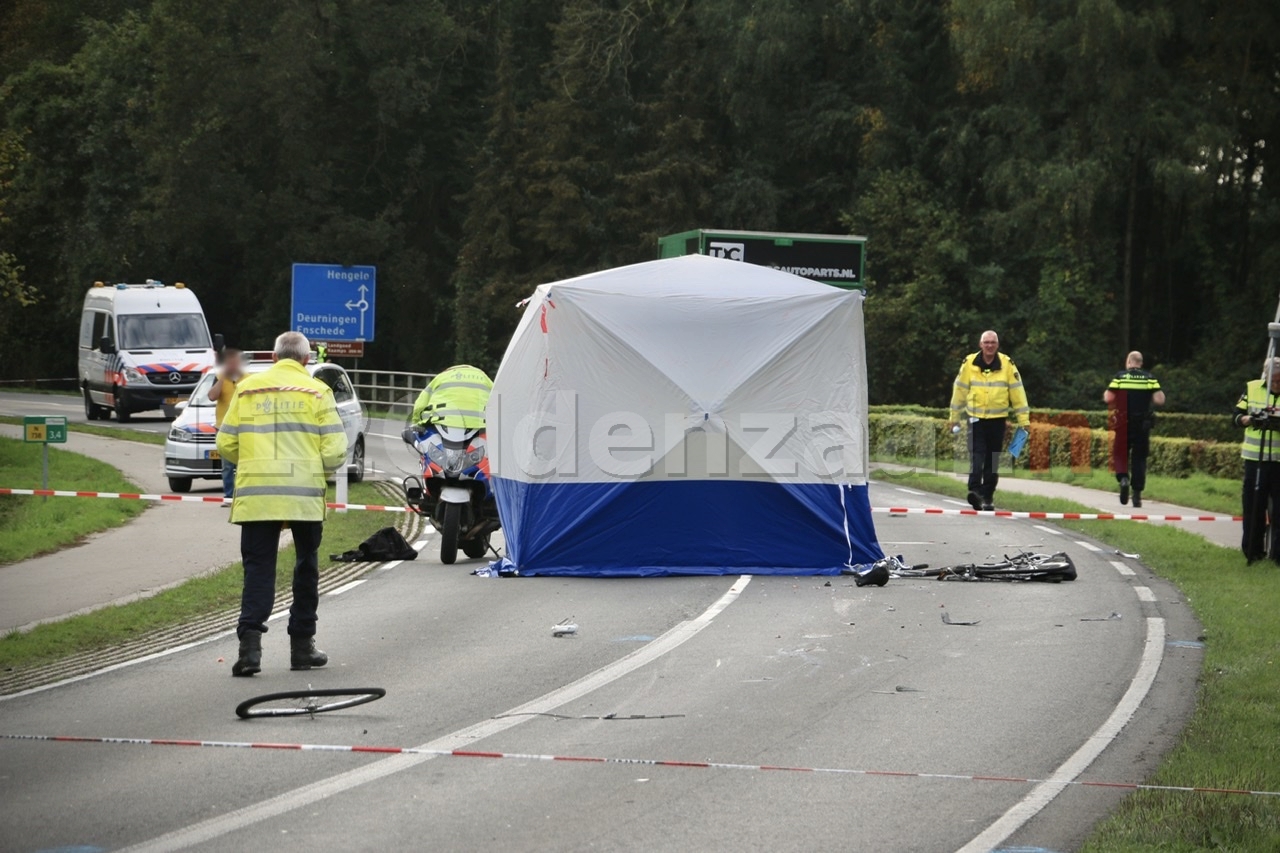 Video: Fietser overleden bij ongeluk tussen Deurningen en Weerselo