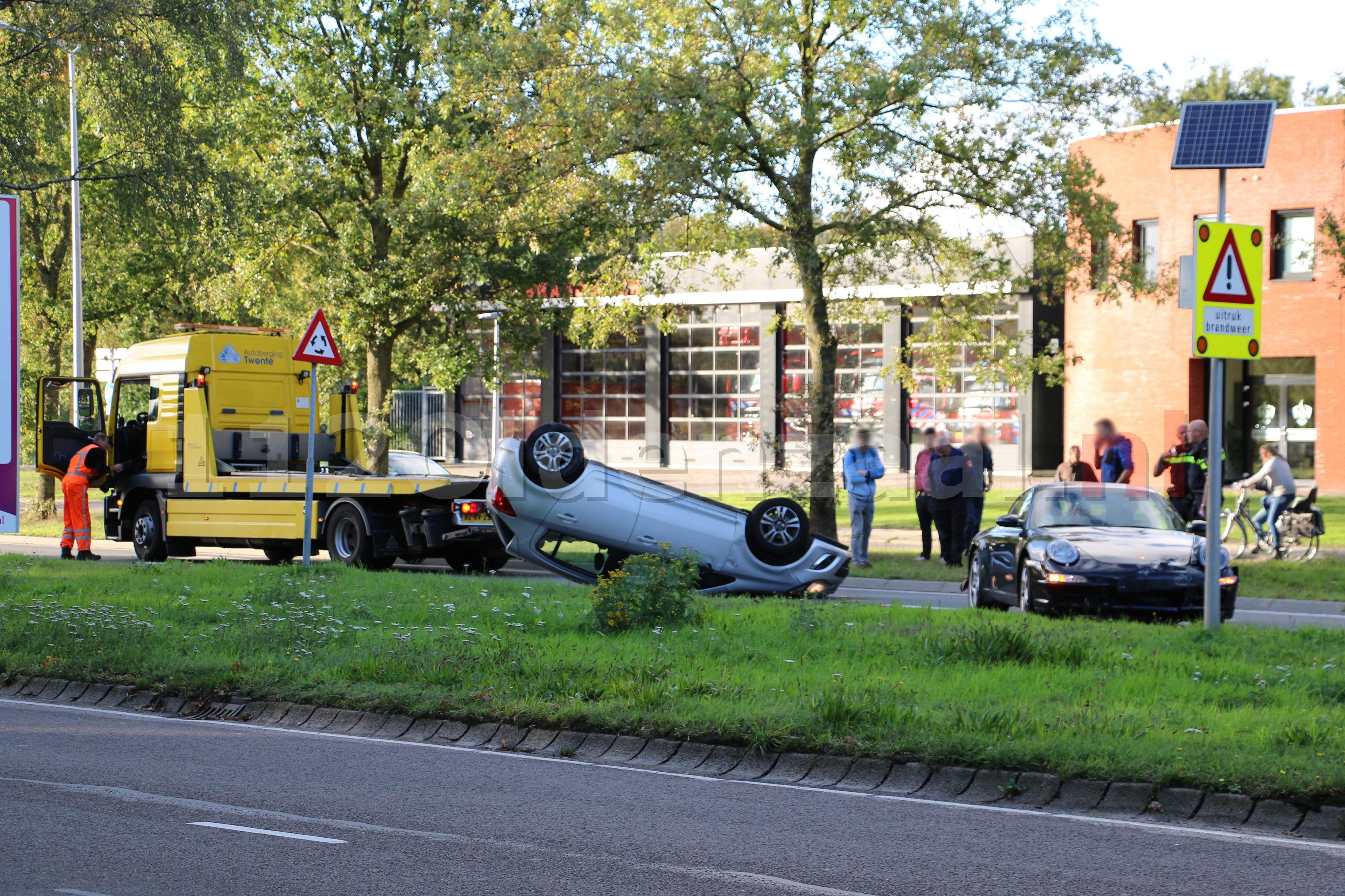 Ossenmaatstraat Oldenzaal gedeeltelijk afgesloten na ongeval; auto beland op de kop