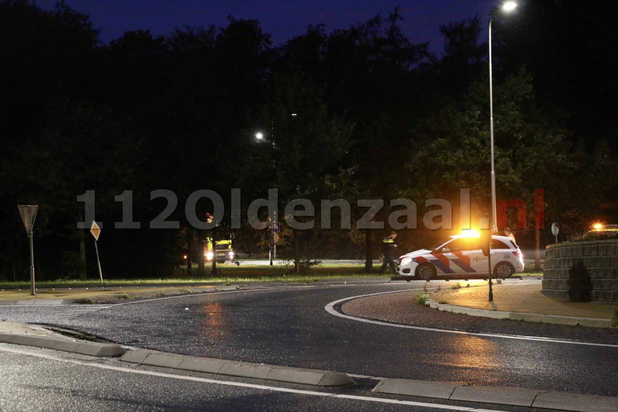 Foto’s: Automobilist in Oldenzaal raakt van de weg en komt in bosjes tot stilstand