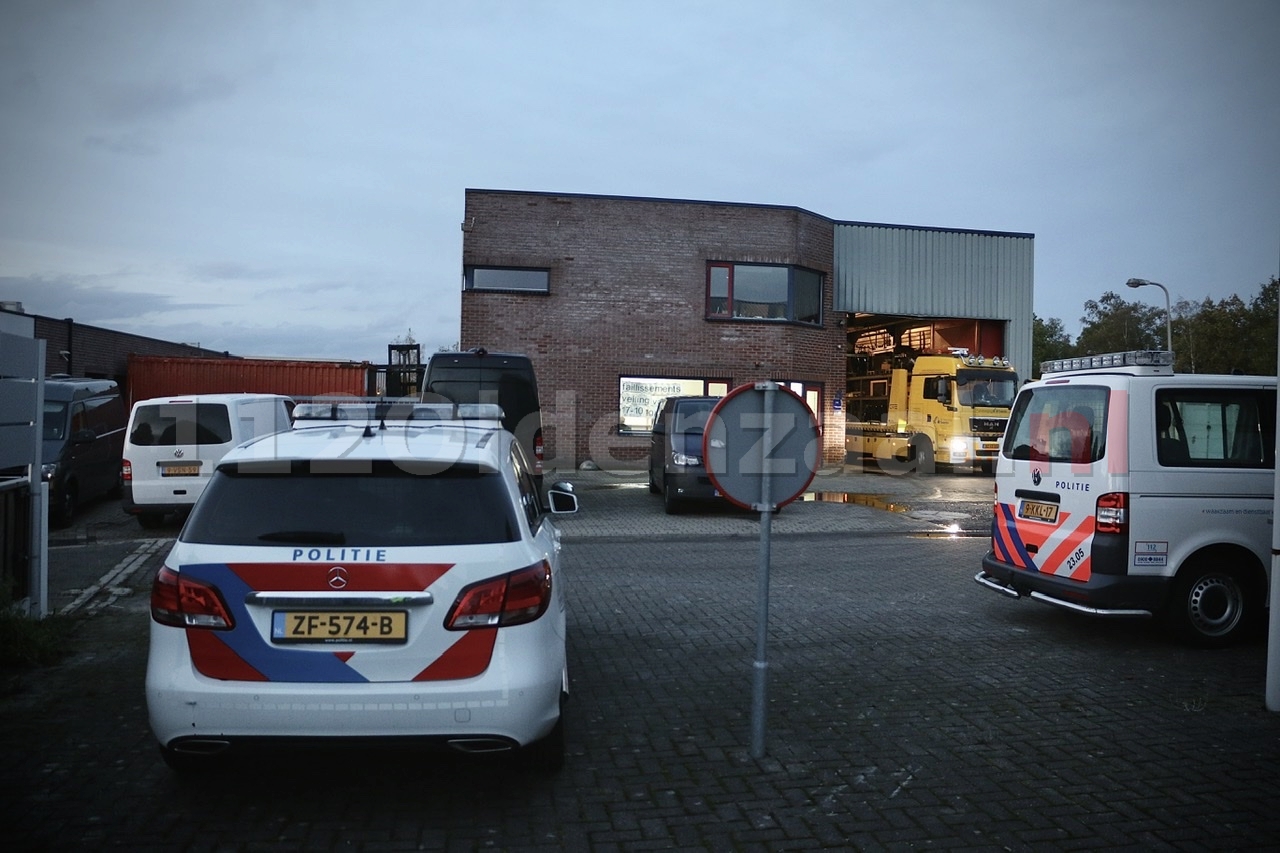 VIDEO: Groot politieonderzoek bij bedrijfspand aan Kleibultweg in Oldenzaal