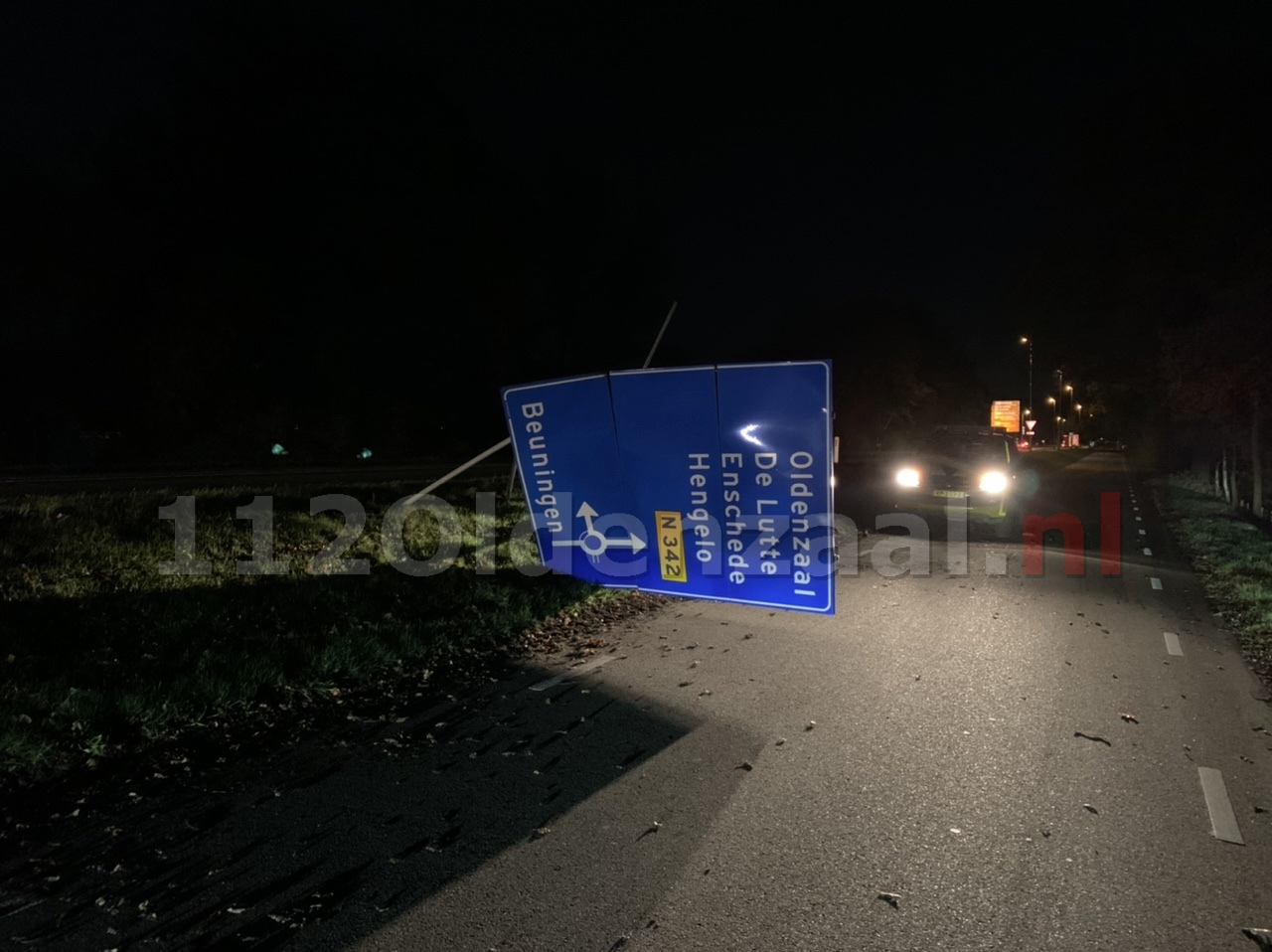 Foto: Bestuurder ramt ANWB verkeersbord op N342 bij Denekamp en gaat er vandoor