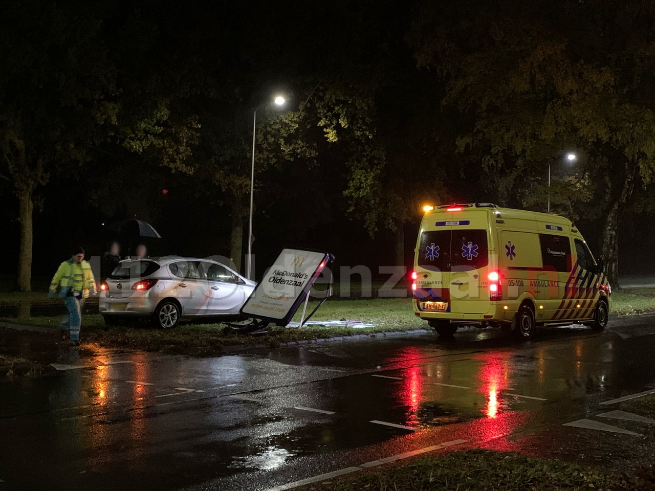 Ongeval Ossenmaatstraat Oldenzaal; automobilist rijdt tegen reclamezuil