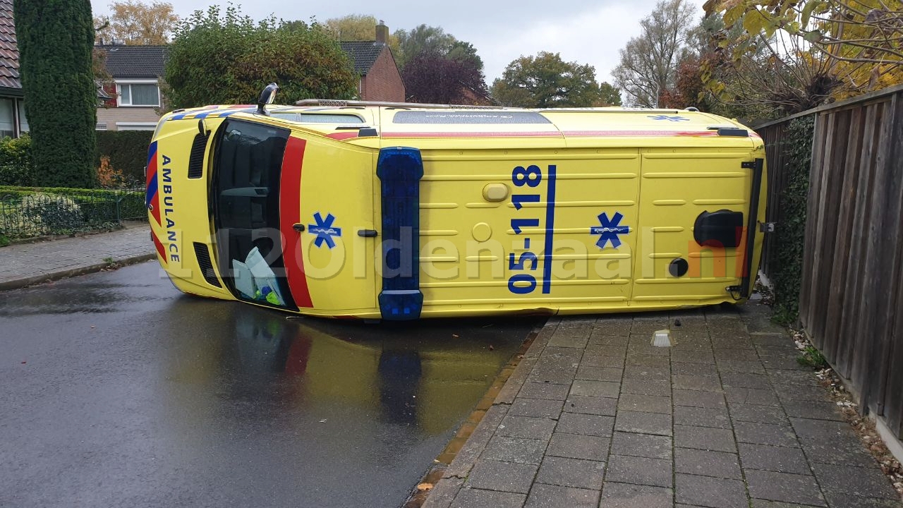 VIDEO: Ravage in Losser: ambulance op de kant na aanrijding