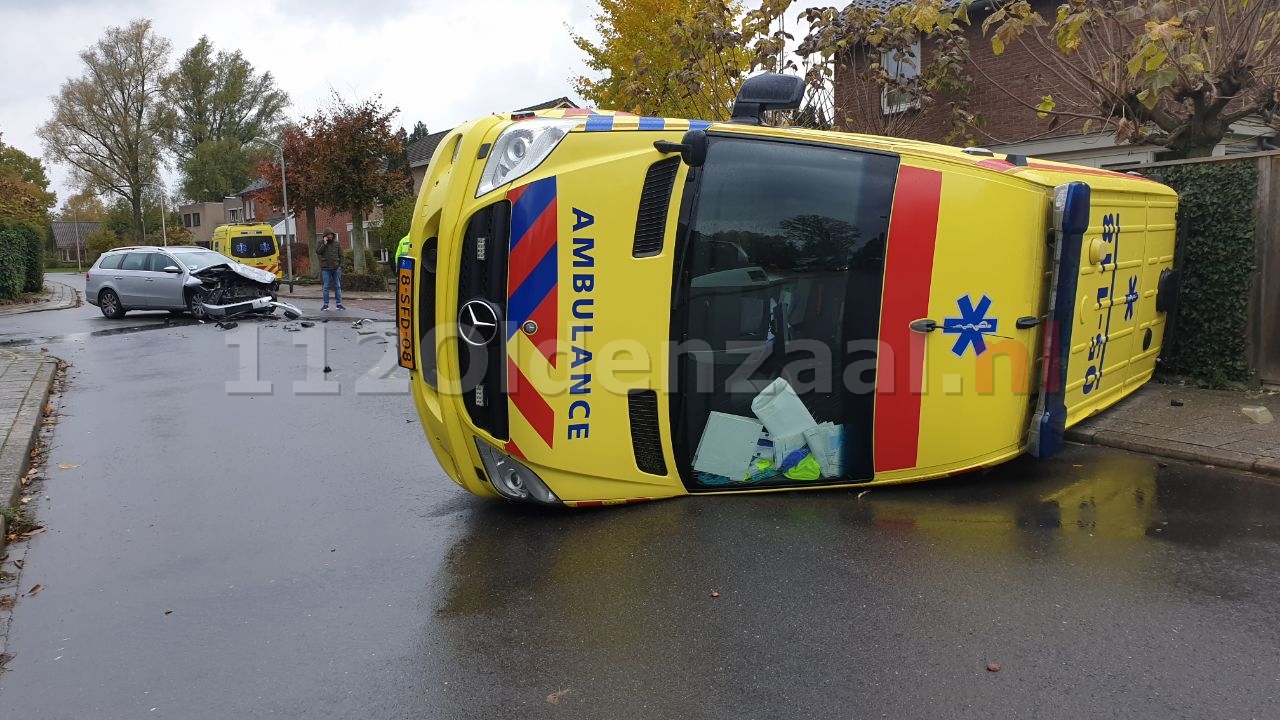 UPDATE (foto’s): Ravage in Losser: ambulance op de kant na aanrijding