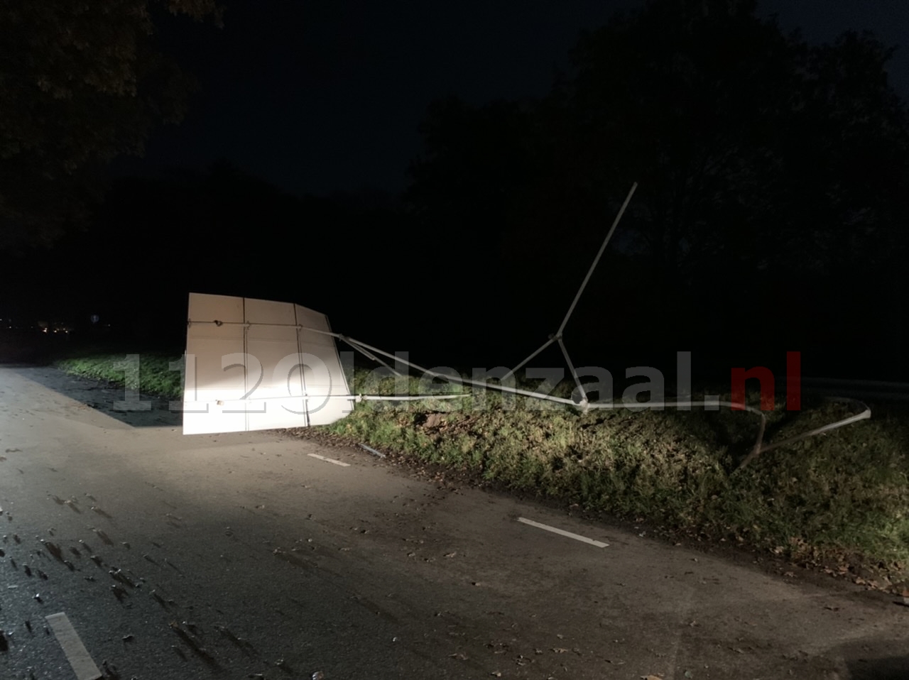 UPDATE (foto’s): Bestuurder ramt ANWB verkeersbord op N342 bij Denekamp en gaat er vandoor