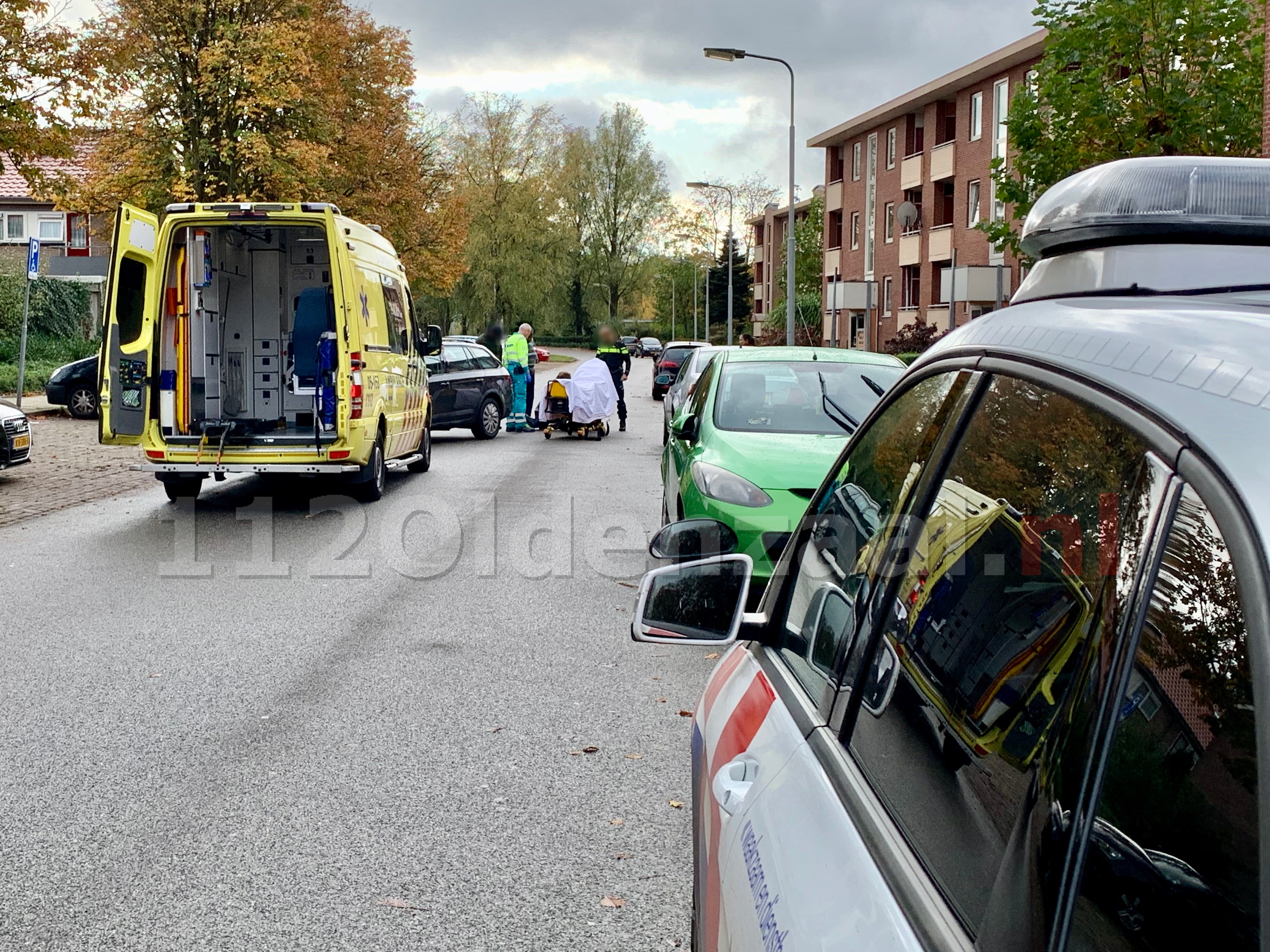 Fietser met beenletsel overgebracht naar het ziekenhuis na aanrijding met auto in Oldenzaal