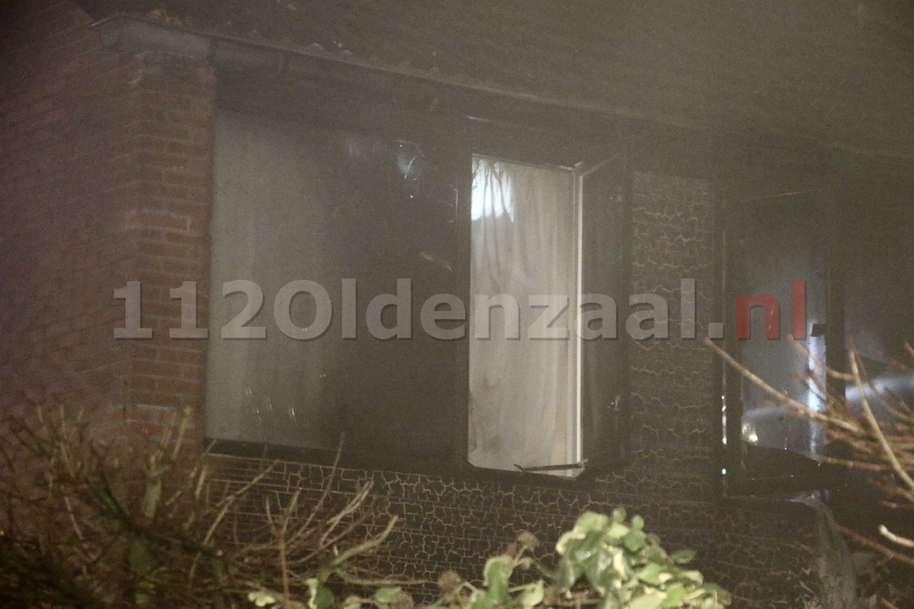 Woning Oldenzaal onbewoonbaar door brand: Twee personen ademen rook in