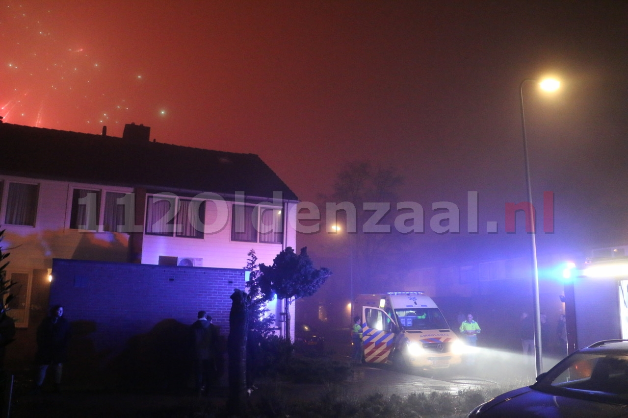 UPDATE (foto en video): Woning Oldenzaal onbewoonbaar door brand: Twee personen ademen rook in