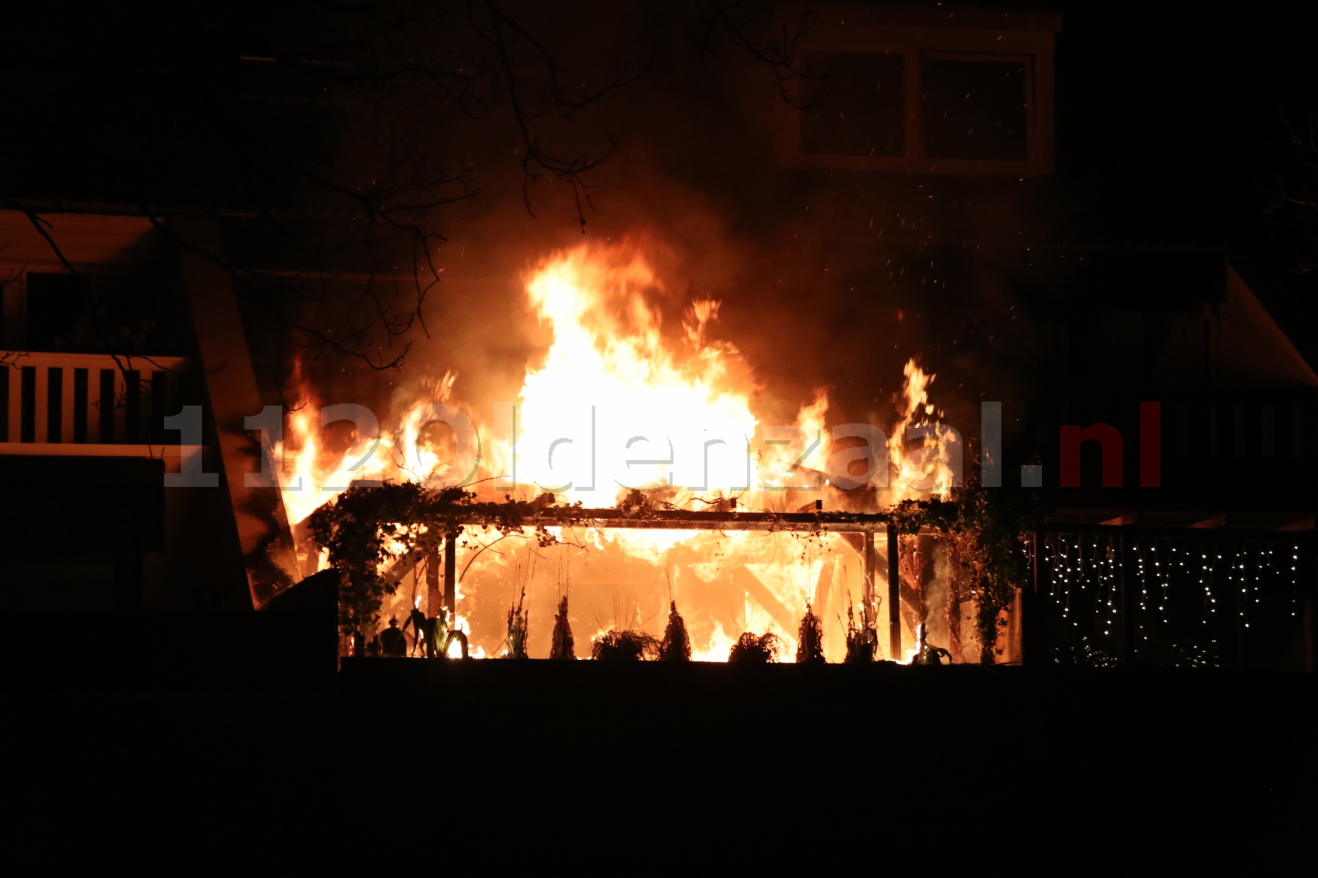 UPDATE (FOTO’S): Uitslaande brand bij woning in Oldenzaal