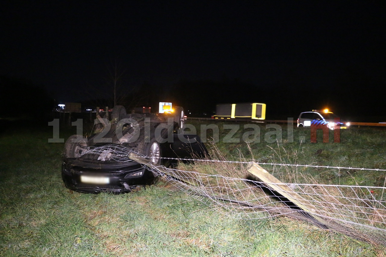 Video: Auto op de kop op A1 bij Oldenzaal