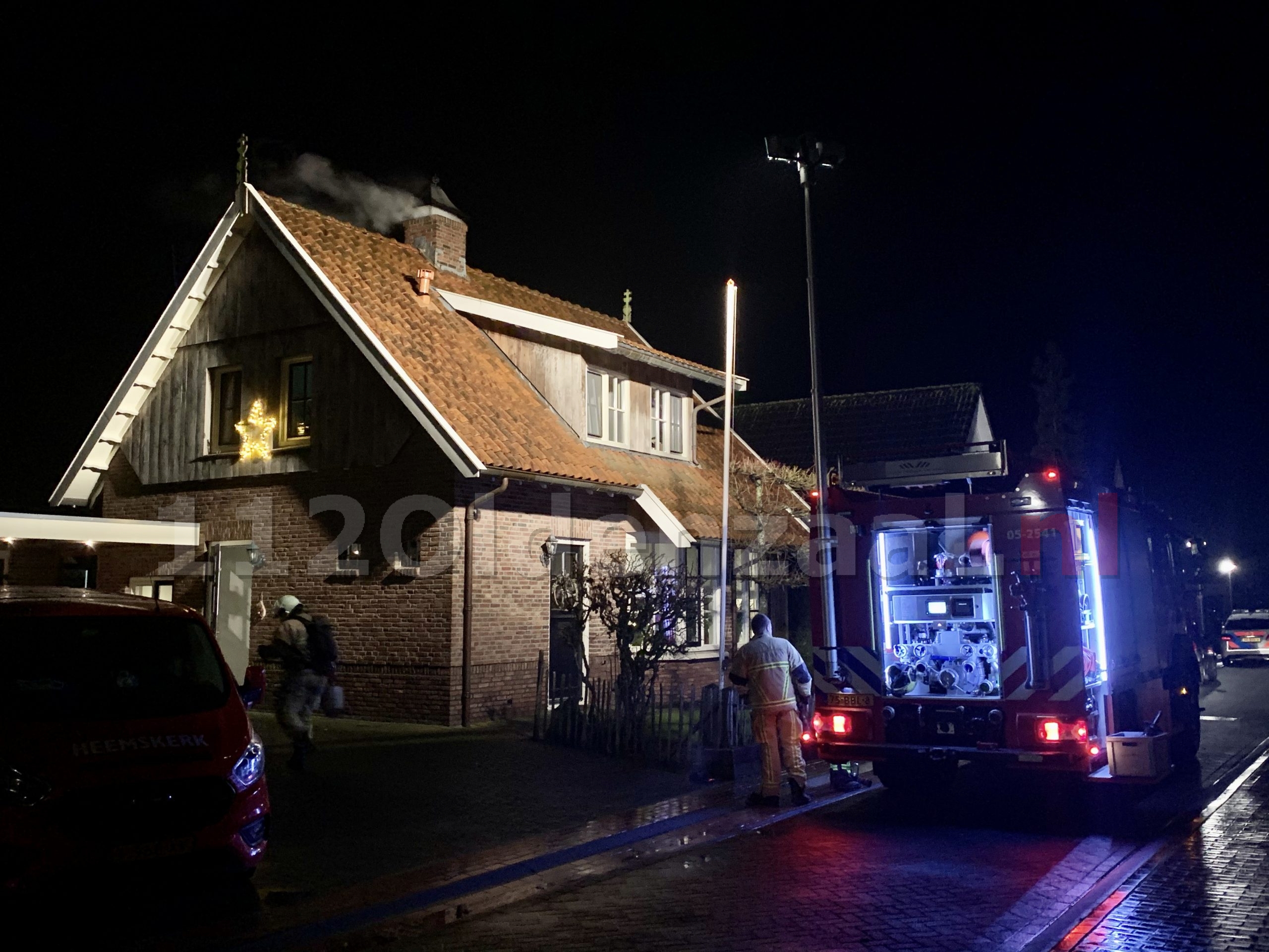 VIDEO: Brandweer rukt uit voor schoorsteenbrand in De Lutte