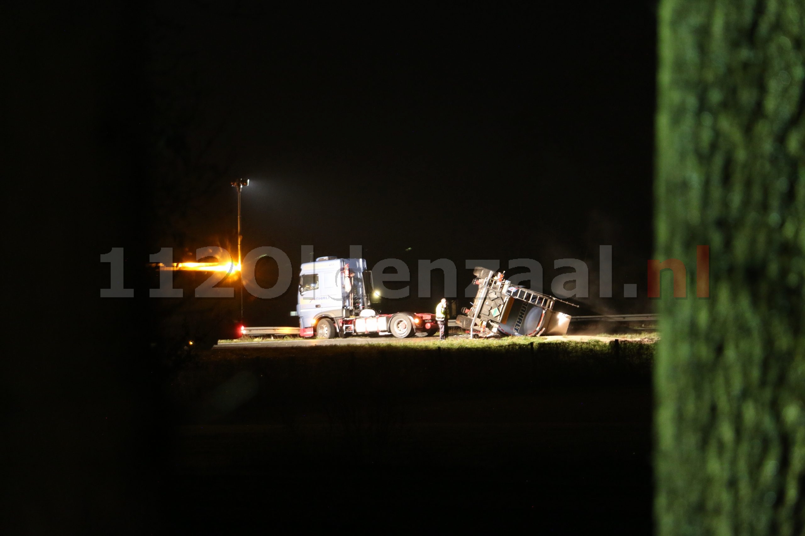 UPDATE: Tankwagen gekanteld op de A1 bij De Lutte, snelweg afgesloten