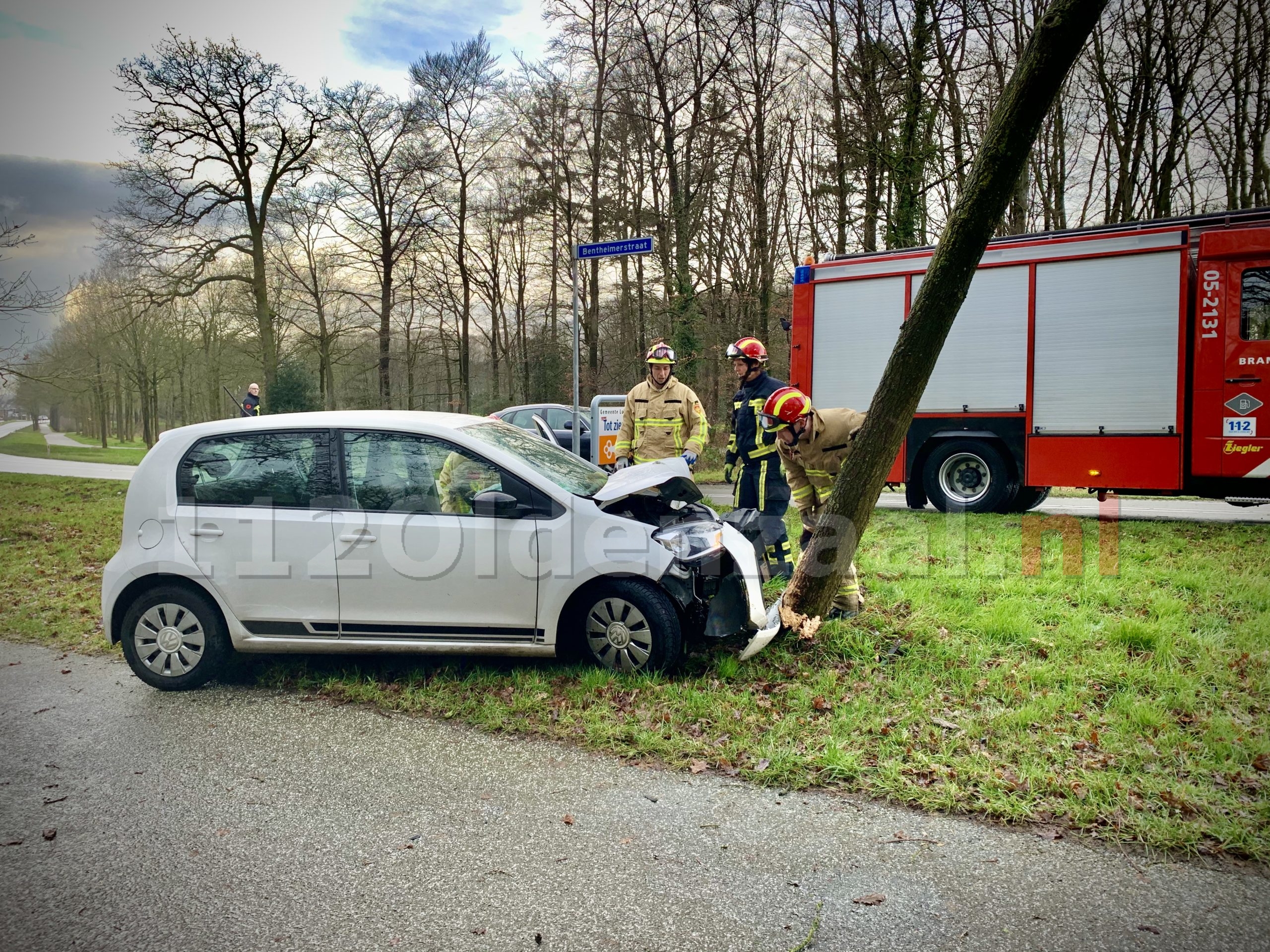 VIDEO: Bestuurster gewond naar het ziekenhuis na eenzijdig ongeval in De Lutte