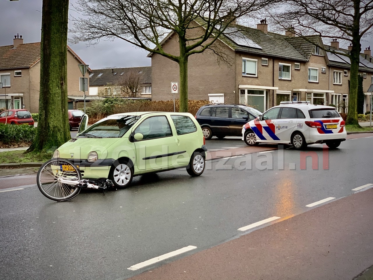 Fietsster gewond naar het ziekenhuis na aanrijding met auto in Oldenzaal