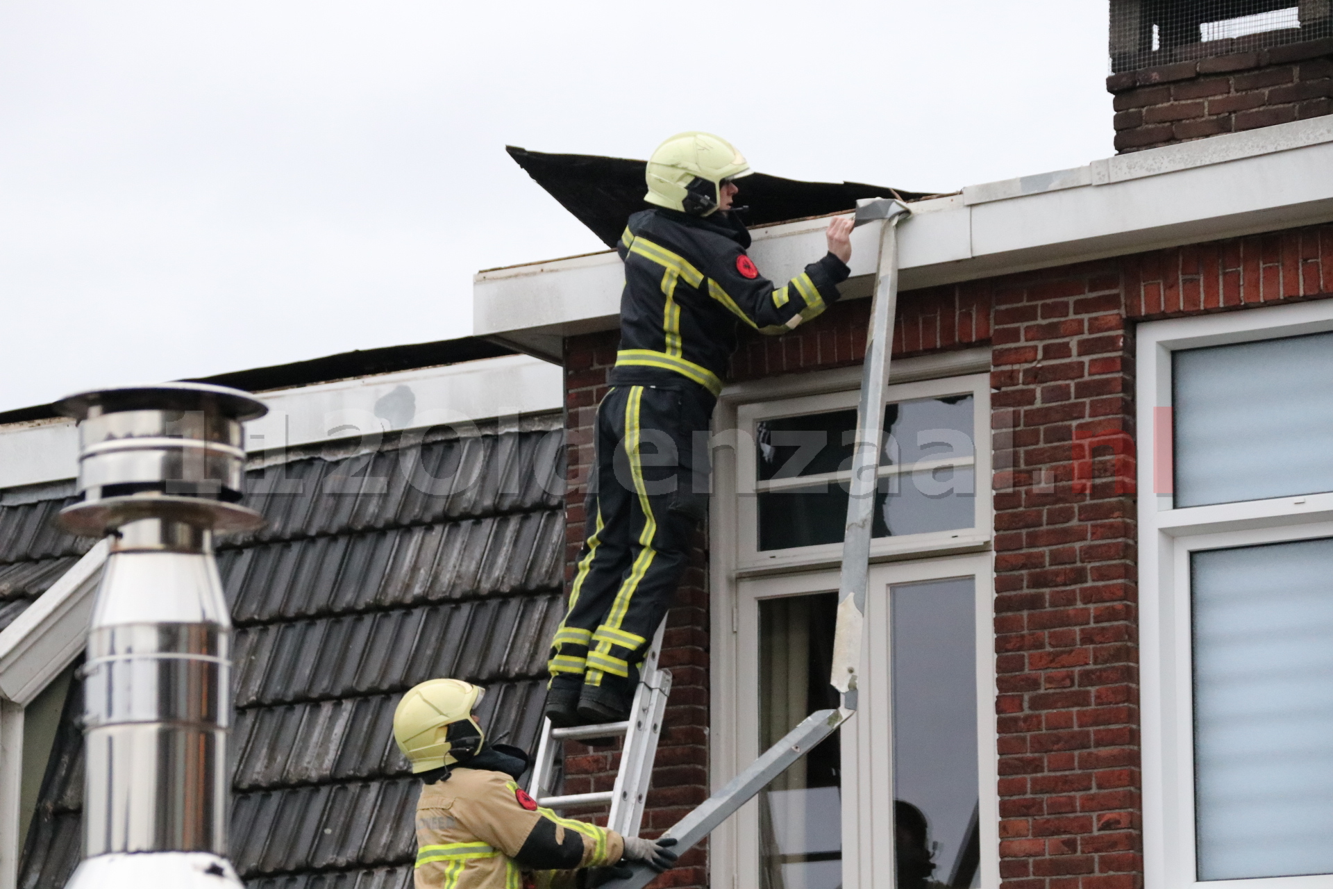 Schade aan dak van woning in Oldenzaal door storm