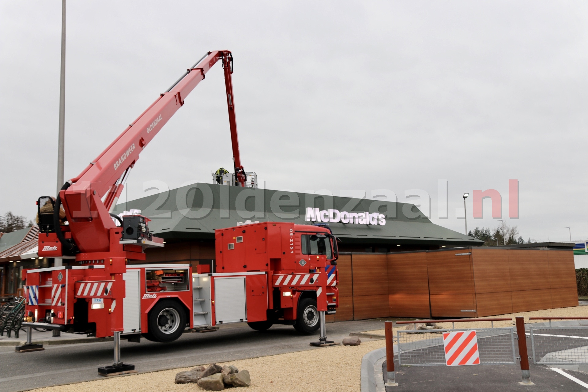 Brandweer rukt uit voor stormschade bij McDonalds Oldenzaal