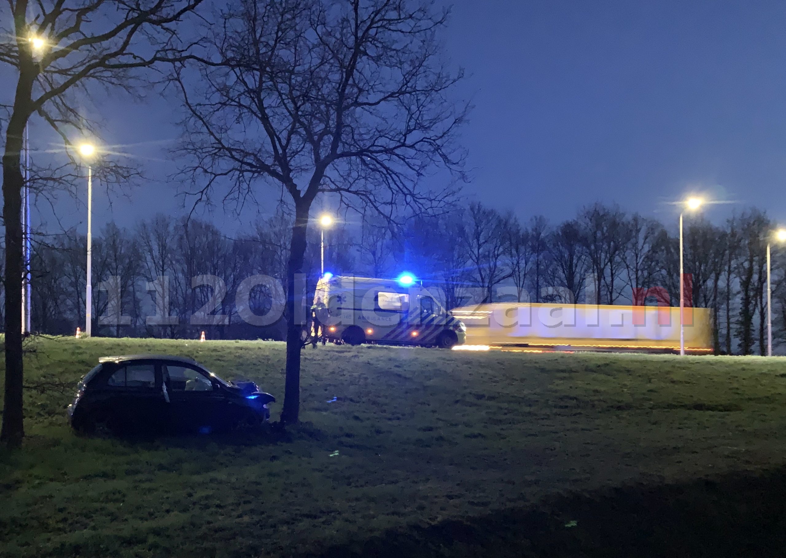 Auto belandt tegen boom na ongeval op Provinciale Rondweg Oldenzaal