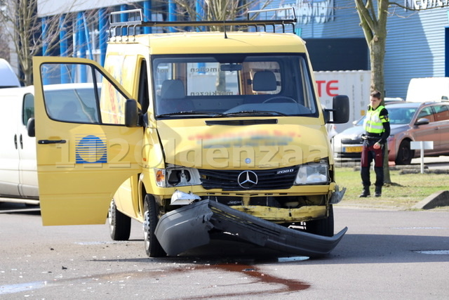 Voertuig op de kant na ongeval in Oldenzaal