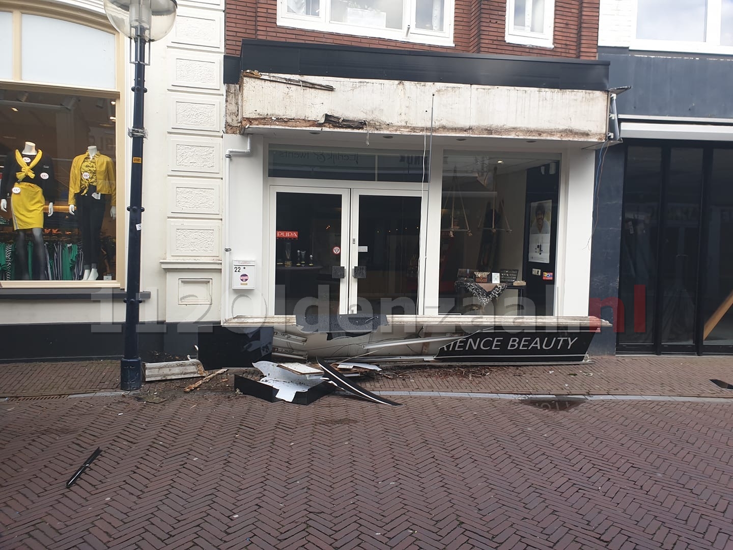 Vrachtwagen ramt reclamebord van gevel in centrum Oldenzaal