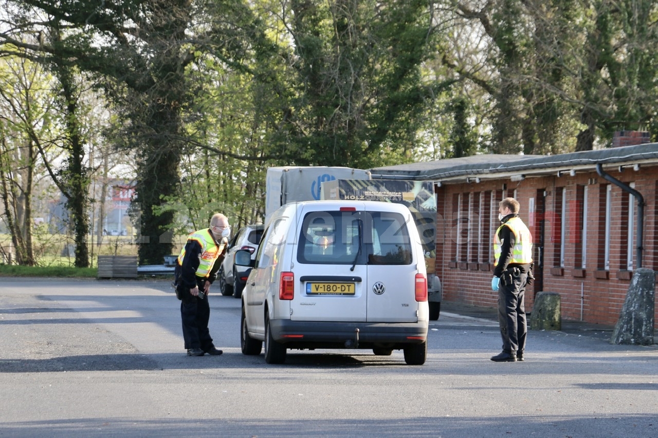 VIDEO: Strenge controle bij grensovergang “Blijf alstublieft thuis!”