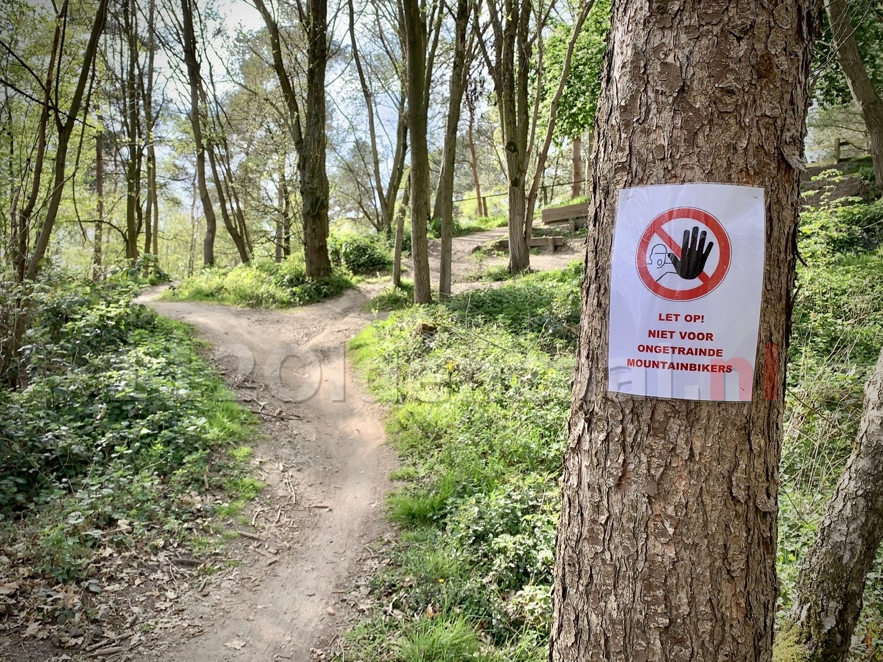 Waarschuwingsborden langs mountainbikeroute Hulsbeek Oldenzaal