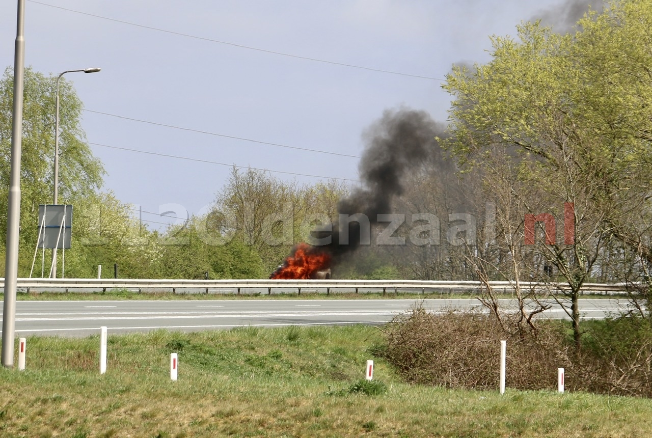 Auto volledig in brand A1 Oldenzaal