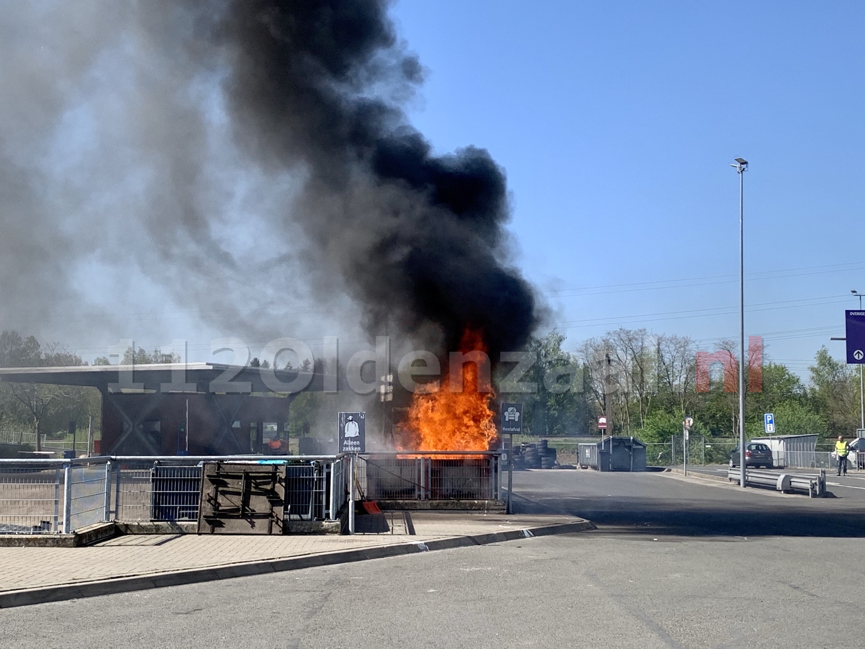 Forse rookontwikkeling bij brand afvalbrengpunt Oldenzaal