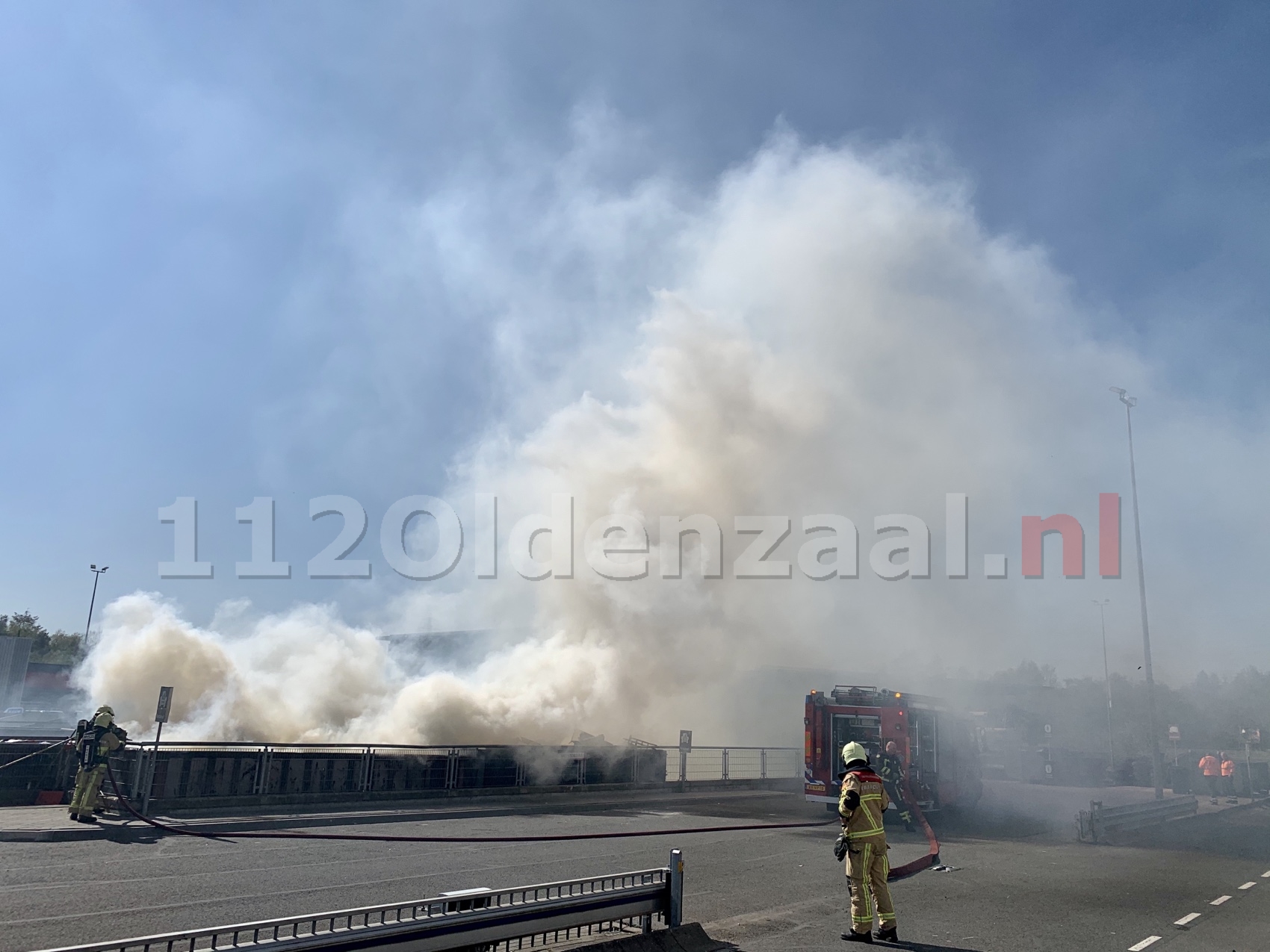 VIDEO: Forse rookontwikkeling bij brand afvalbrengpunt Oldenzaal