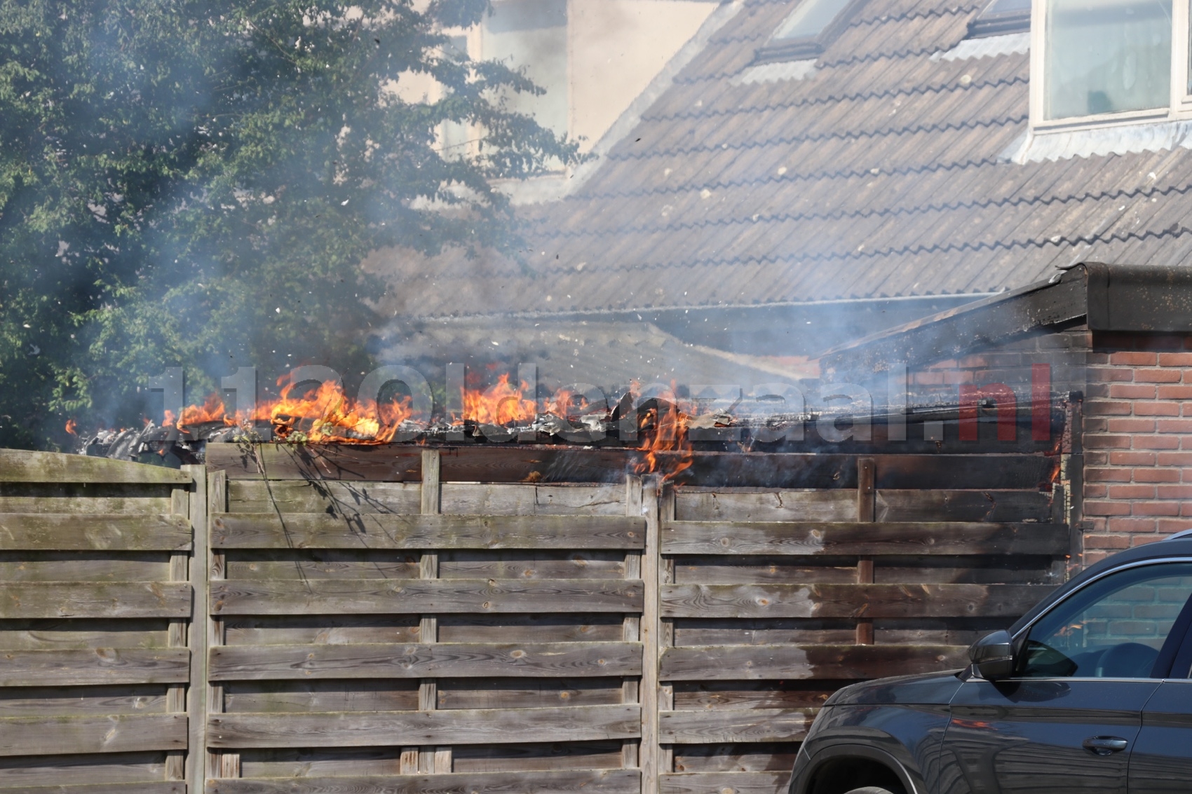 Brandweer rukt uit voor brand achter woning in Oldenzaal