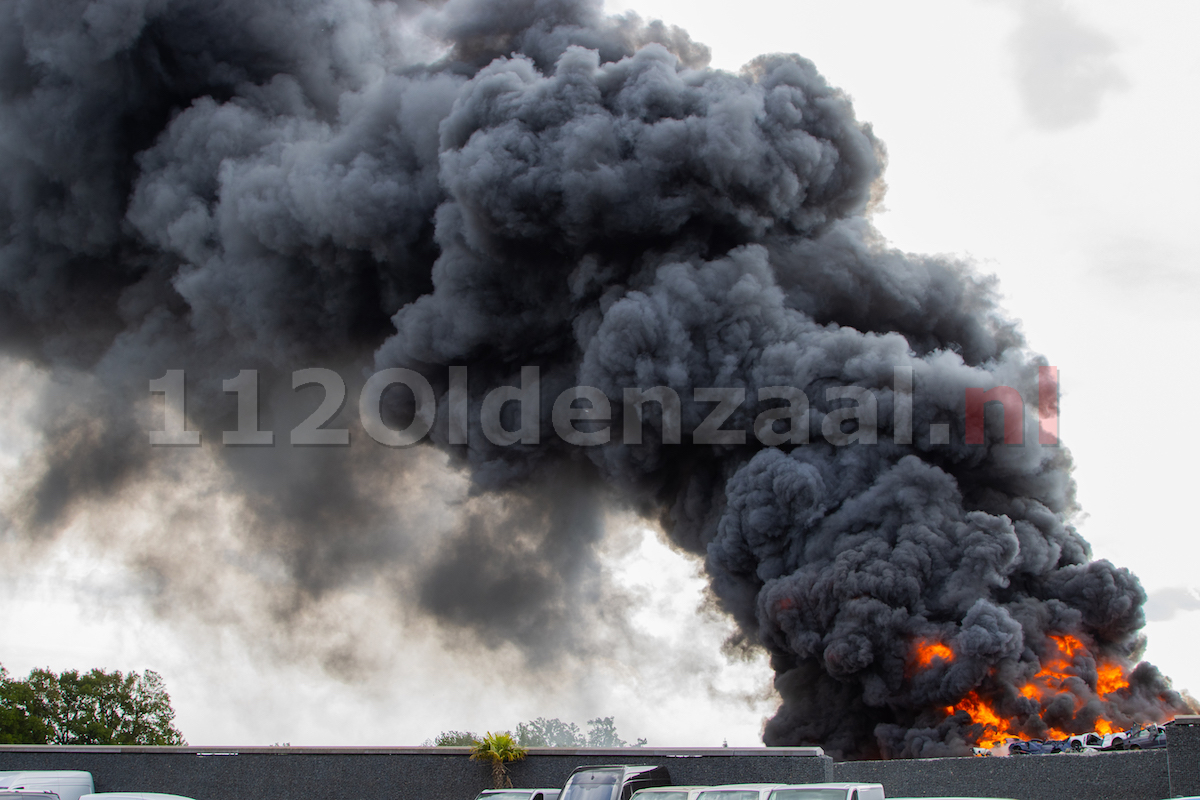 100 brandweermensen ingezet bij zeer grote brand bij autobedrijf in De Lutte