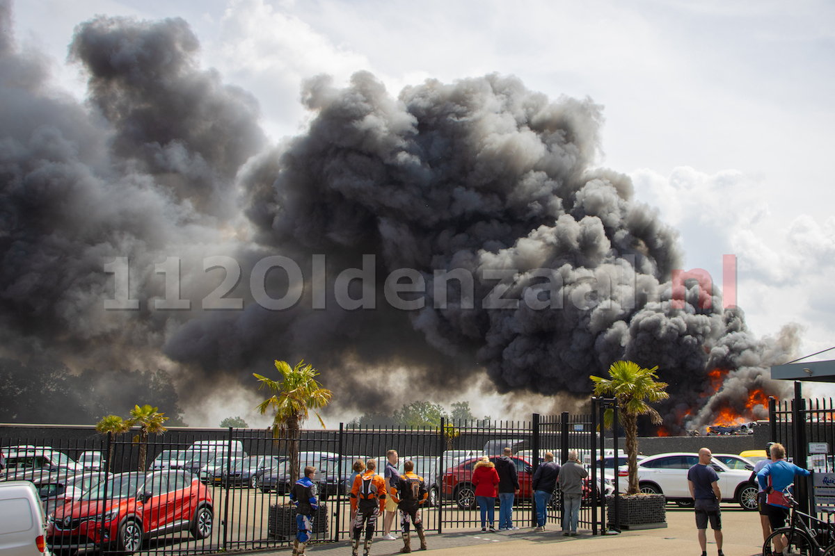 GRIP 1: Zeer grote brand in De Lutte, ramen en deuren sluiten