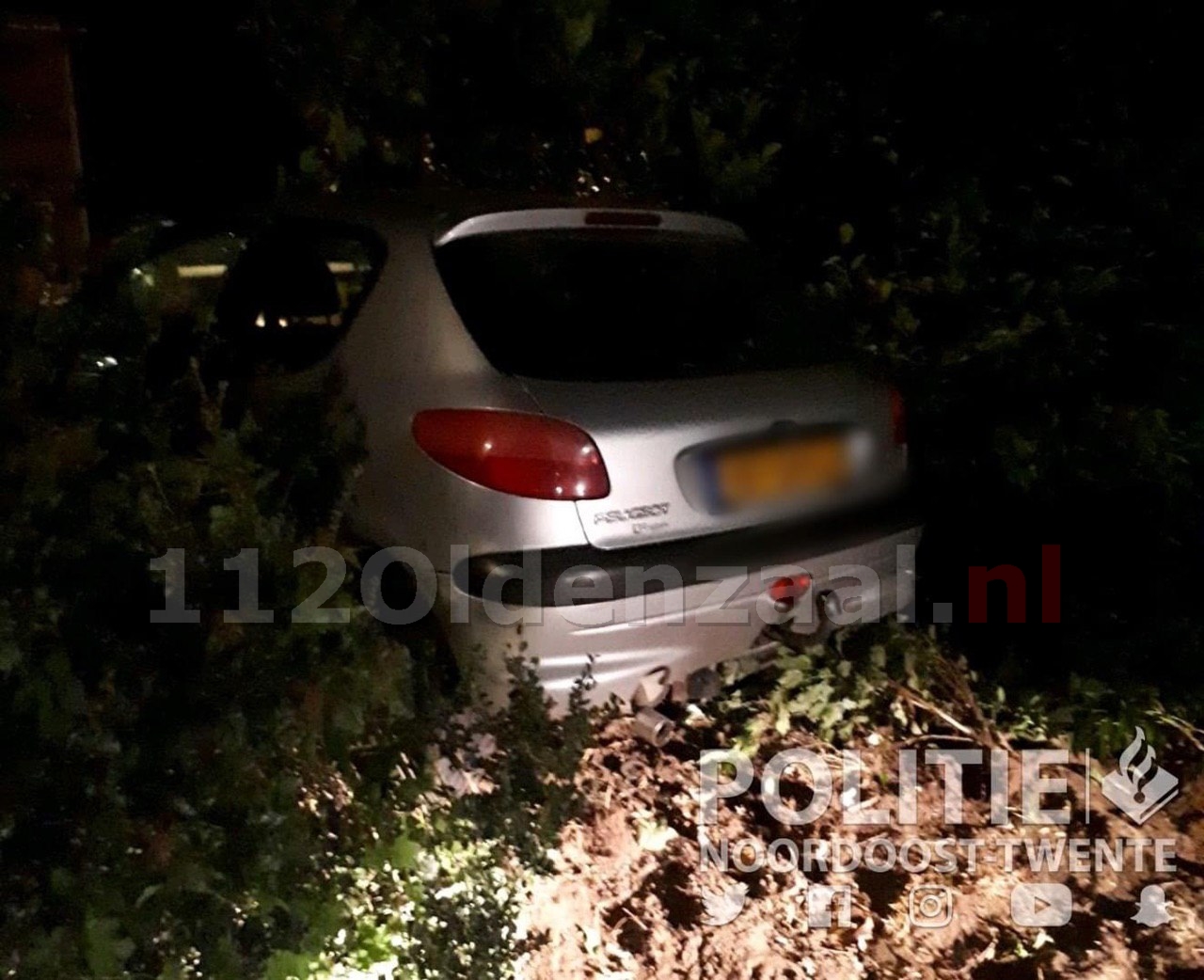 Beginnend bestuurder belandt onder invloed met auto in tuin