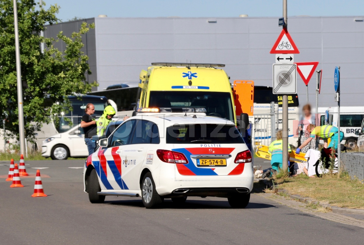 Fietser gewond naar het ziekenhuis na aanrijding met auto in Oldenzaal