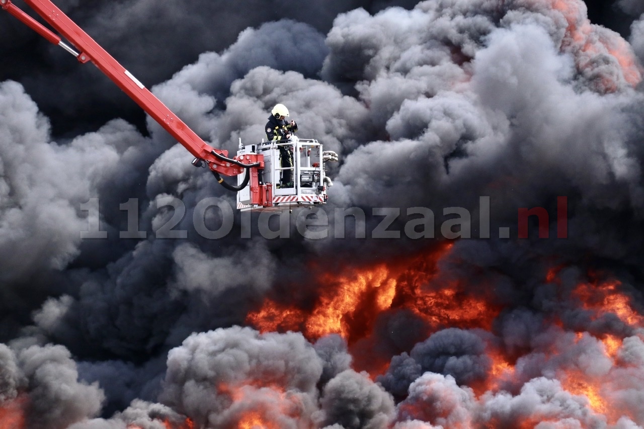 VIDEO: GRIP 1: Zeer grote brand in De Lutte, ramen en deuren sluiten