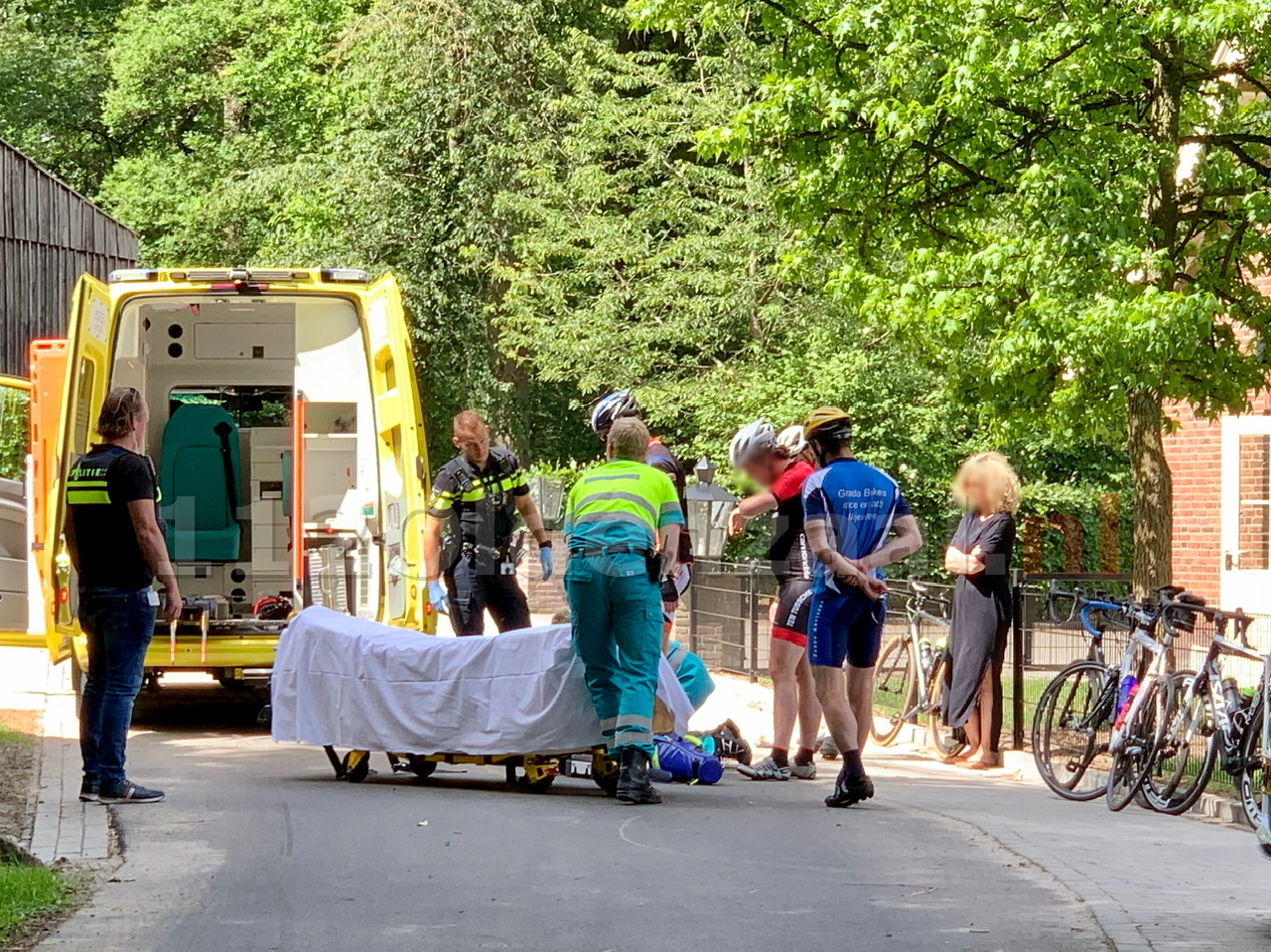 Wielrenner gewond naar het ziekenhuis