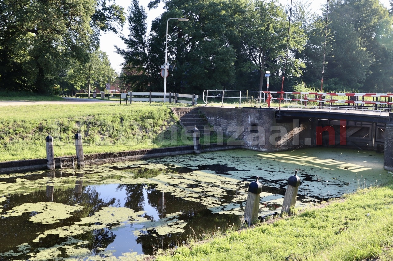 Auto belandt in Almelo-Nordhornkanaal Reutum; bestuurder naar het ziekenhuis