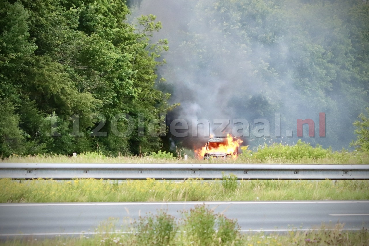 Auto volledig uitgebrand oprit A1 bij Deurningen