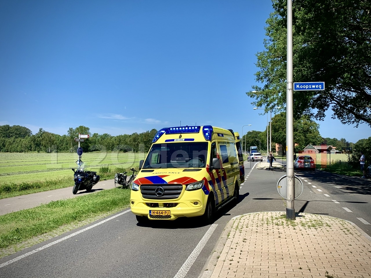 Fietsster met spoed naar het ziekenhuis na ongeval tussen Oldenzaal en Losser