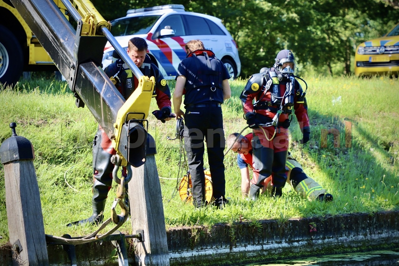 UPDATE: Auto belandt in Almelo-Nordhornkanaal Reutum; duikers ingezet voor berging