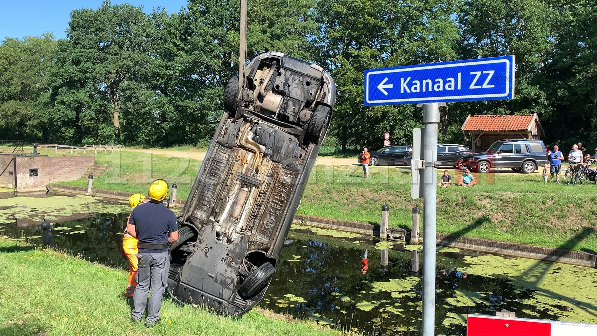 VIDEO: Auto belandt in Almelo-Nordhornkanaal Reutum; duikers ingezet voor berging