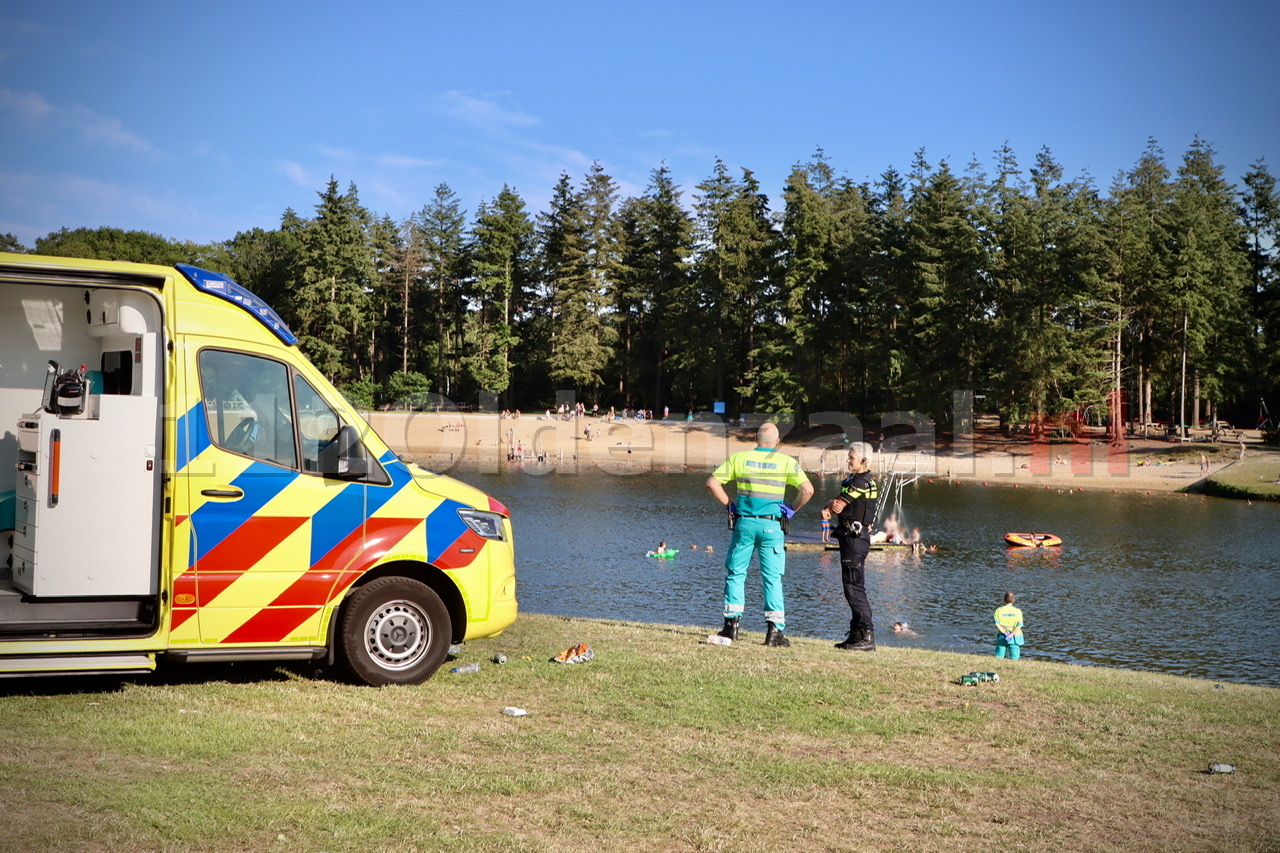 Persoon onwel op vlot Hulsbeek; Hulpdiensten rukken massaal uit