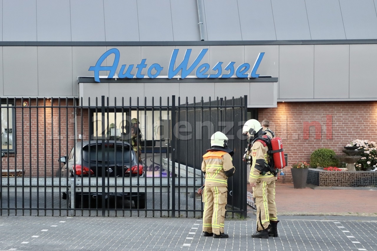 UPDATE: Brand bij auto Wessel in De Lutte
