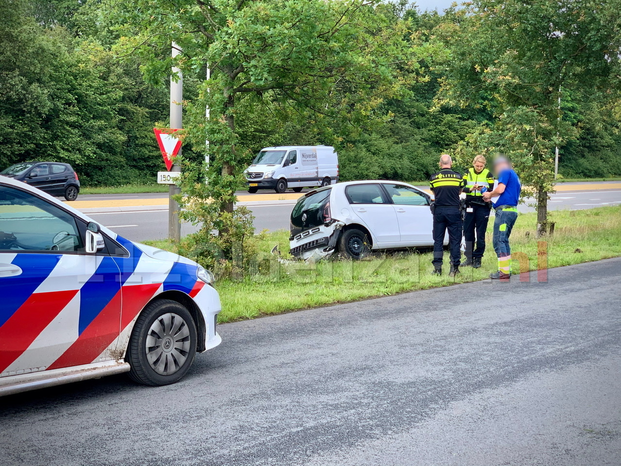 Auto belandt na ongeval in greppel naast rondweg Oldenzaal