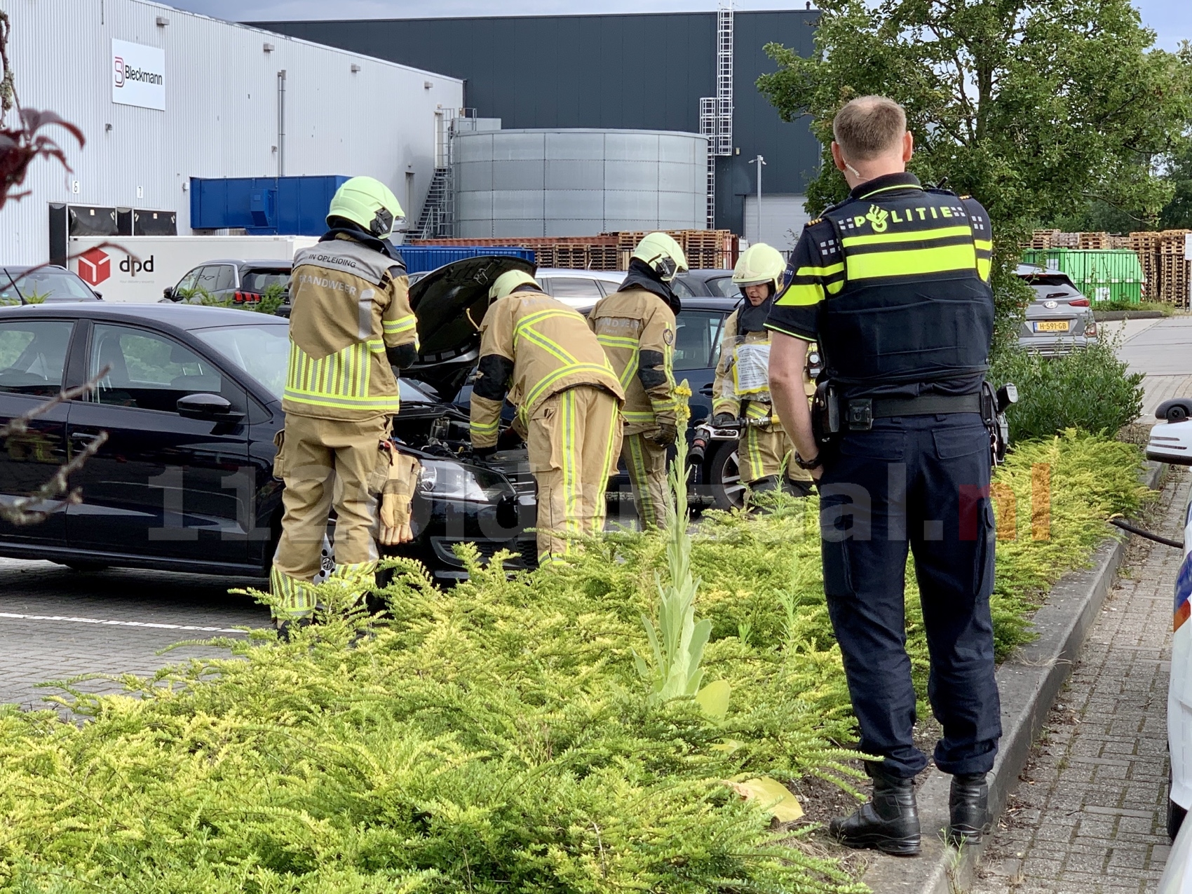 Brandweer rukt uit voor autobrand op industrieterrein Oldenzaal