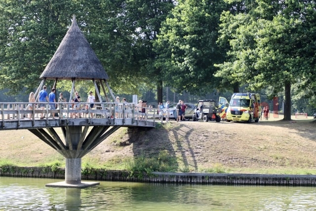 Wijkagent spreekt jeugd aan bij bruggen Het Hulsbeek; “ik druk zijn rolstoel wel als het misgaat”