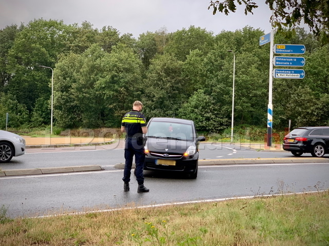 Auto belandt dwars op rotonde na technisch probleem in Oldenzaal