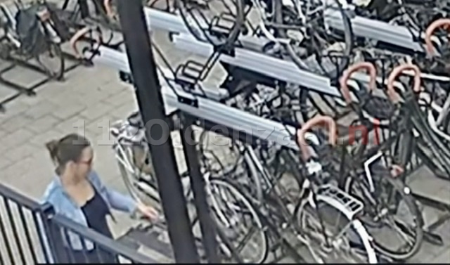Vrouw steelt fiets bij station in Oldenzaal; wie herkent haar