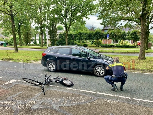 Fietser met spoed naar het ziekenhuis na aanrijding met auto in Oldenzaal