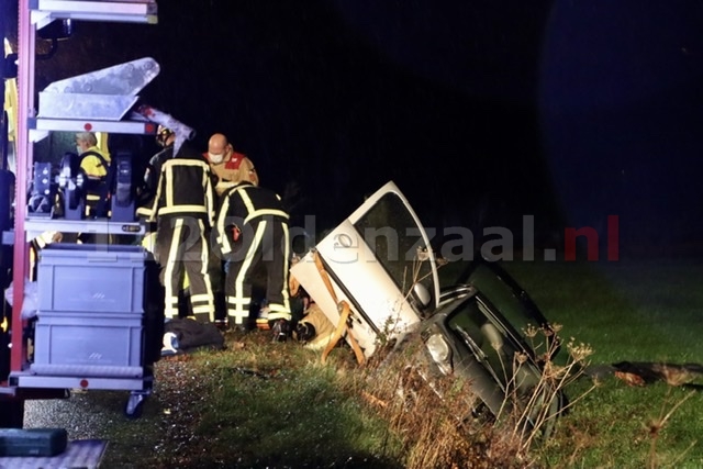 Auto belandt in sloot in De Lutte; bestuurster naar het ziekenhuis